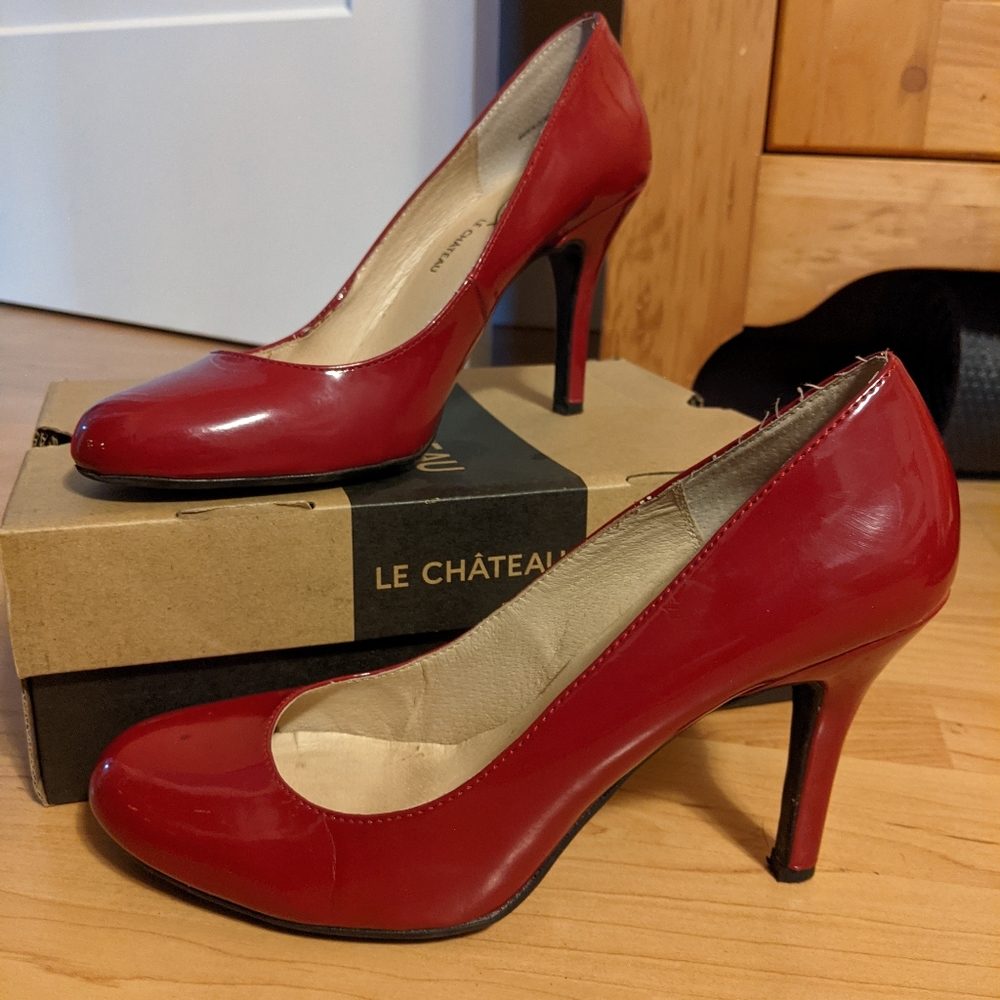 Sz 9 round toe red pumps